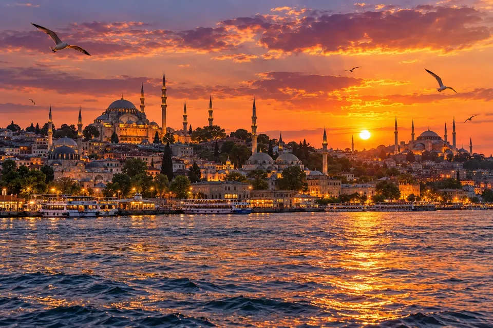 Gün batımında camileri ve minareleriyle İstanbul’un tarihî yarımadası