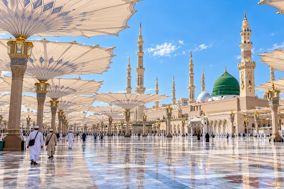 Mescid-i Nebevî avlusunda açık şemsiyeler ve minareler
