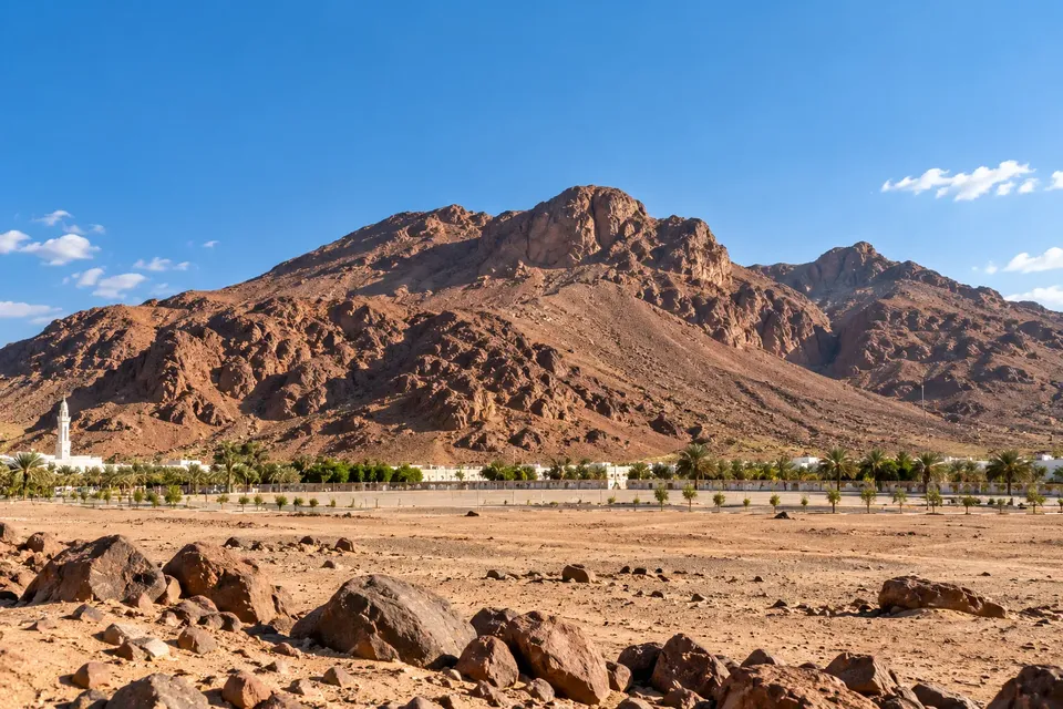 Medine yakınlarında Uhud Dağı